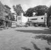 Overzicht achtergevel met tuin, villa