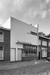 Overzicht voorgevel broodbakkerij - Tilburg - 20342902 - RCE -  Bakkerij: Overzicht voorgevel broodbakkerij (opmerking: Gefotografeerd voor MIP Tilburg, bladzijde 94) 
