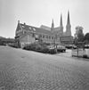 Overzicht voorgevel en rechter zijgevel met R.K. Kerk St. Jozef- of Heuvelkerk - Tilburg - 20330708 - RCE -  Patronaat St. Joseph: Overzicht voorgevel en rechter zijgevel met R.K. Kerk St. Jozef- of Heuvelkerk 