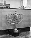 Negenarmige kandelaar (Chanoekia) in de synagoge te Tilburg - Tilburg - 20209240 - RCE -  Synagoge: Negenarmige kandelaar (Chanoekia) in de synagoge te Tilburg 