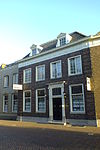 Herenhuis uit het begin van de 19e eeuw, met geblokte hoekpilasters, met fraaie deur en deuromlijsting met jonische pilasters