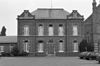 Voorgevel gebouw links naast de kerk - Vught - 20247846 - RCE -  Huize Voorburg: voorgevel gebouw links naast de kerk 