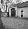 Overzicht gedeelte voorgevel poortgebouw met metaarhuis en dienstwoning