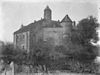 Achtergevel met torens en gracht - Vught - 20328388 - RCE -  Kasteel De Waardenburg: Achtergevel met torens en gracht (opmerking: In: Buiten ; 14(1920), nr. 12, p. 137) 