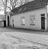 Overzicht gedeelte voorgevel poortgebouw met metaarhuis en dienstwoning - Vught - 20347889 - RCE -  Israelische Begraafplaats: Overzicht gedeelte voorgevel poortgebouw met metaarhuis en dienstwoning (opmerking: Gefotografeerd voor Monumenten In Nederland Noord-Brabant) 