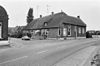 Huis onder schilddak met in het rechtergedeelte van de voorgevel uitgekraagde togen boven de vensters