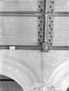 Zuid beuk, gebeeldhouwde kop onder schinkel, 3e vrijstaande kolom vanuit het westen - Capelle - 20046539 - RCE -  Nederlands Hervormde Kerk: zuid beuk, gebeeldhouwde kop onder schinkel, 3e vrijstaande kolom vanuit het westen 