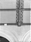 Zuid beuk, gebeeldhouwde kop onder schinkel, 2e vrijstaande kolom vanuit het westen - Capelle - 20046538 - RCE -  Nederlands Hervormde Kerk: zuid beuk, gebeeldhouwde kop onder schinkel, 2e vrijstaande kolom vanuit het westen 