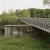 Zicht op de voormalige spoorbrug, vakwerkbrug, met bakstenen pijler