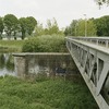 Zicht op de voormalige spoorbrug, vakwerkbrug, met bakstenen pijler