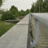 Detail van de voormalige spoorbrug, links zijn enkele bakstenen pijlers zichtbaar