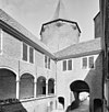 Binnenplaats met galerij met toscaanse zuilen - Dussen - 20347053 - RCE -  Kasteel Dussen: Binnenplaats met galerij met toscaanse zuilen (opmerking: Gefotografeerd voor Monumenten In Nederland Noord-Brabant) 