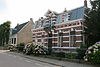 Ossendrecht - Aanwas 33 - Woonhuis.JPG -  Herenhuis uit omstreeks 1900. Het vrijstaande Eclectische pand wordt door een ondiepe voortuin met smeedijzeren hekwerk van de openbare weg gescheiden. 