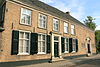 Ossendrecht - Dorpsstraat 10 - Nederlands Hervormde kerk met domineewoning.JPG -  In 1798 (de Franse Tijd) werden de protestanten verplicht de kerk aan de rooms-katholieken terug te geven. De protestanten besloten toen deze eenvoudige kerk met domineewoning te bouwen. Juist in deze omgeving, nabij de geloofsgrens zoals die na de 80-jarige oorlog (1568-1648) gold, is de invloed van die oorlog ook nu nog zichtbaar. 