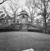 Overzicht theekoepel in parkbos - Putte - 20346469 - RCE -  Gloriette: Overzicht theekoepel in parkbos (opmerking: Gefotografeerd voor Monumenten In Nederland Noord-Brabant, bladzijde 277) 