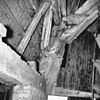 Betonnen ondertafelement en poeren onder achtkante stijlen bij scheprad - Almkerk - 20007394 - RCE -  Wipwatermolen Van Polder Uitwijk: betonnen ondertafelement en poeren onder achtkante stijlen bij scheprad 
