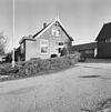 Overzicht woning, linker zijgevel, daklijst met makelaar - Almkerk - 20319776 - RCE -  Makelaar: Overzicht woning, linker zijgevel, daklijst met makelaar 