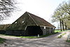 Zundert - Moersebaan 2 - Houten schuur.JPG -  Aan de Moersebaan 2 een langgevelboerderij met een houten schuur, waaraan als pilasters opgevatte witte stijlen en bogen daarop (17e/18e eeuw). 
