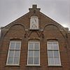 Voorgevel, noordelijk bouwdeel, met beeld in topgevel, gezien vanaf de Molenstraat - Zundert - 20346901 - RCE -  Voormalig Klooster Sint Anna: Voorgevel, noordelijk bouwdeel, met beeld in topgevel, gezien vanaf de Molenstraat 