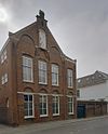 Overzicht voorgevel, noordelijk bouwdeel, met beeld in topgevel, gezien vanaf de Molenstraat - Zundert - 20346899 - RCE -  Voormalig Klooster Sint Anna: Overzicht voorgevel, noordelijk bouwdeel, met beeld in topgevel, gezien vanaf de Molenstraat 