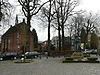 P1040685Vincent van Goghplein.JPG -  Vincent van Goghplein met standbeeld van Vincent van Gogh en zijn broer Theo van Gogh, op de achtergrond het van Goghkerkje 