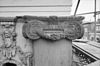 Linkerzijkant erker kapiteel hoekpilaster bovenste Ionische orde - Alkmaar - 20006433 - RCE -  't Moriaanshoofd: linkerzijkant erker kapiteel hoekpilaster bovenste Ionische orde 