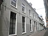 Schoutenstraat 2, Alkmaar.JPG -  Huis van Zessen. Zes traveeÃ«n breed pand met een in blokken gepleisterde lijstgevel. Voordeur met bovenlicht. Op de verdieping negenruitsschuifvensters, op de beganegrond achtruits met middenstijl. XIXe eeuw