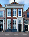 Pand met lijstgevel op gepleisterde plint