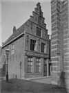 Overzicht voorgevel en linker zijgevel - Alkmaar - 20006278 - RCE -  Overzicht voorgevel en linker zijgevel (opmerking: In: Buiten ; 13(1919), nr. 29, p. 346) 