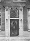 Ingang - Alkmaar - 20006616 - RCE -  ingang voormalig notariskantoor van notaris P.J.C. van Toornenburgh aan de Oudegracht in Alkmaar. Het huidige adres is Oudegracht 202, destijds Oudegracht 188 