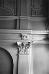 Interieur erkerkamer pilaster kapiteel gedeelte plafond (stucwerk) - Alkmaar - 20006429 - RCE -  't Moriaanshoofd: interieur erkerkamer pilaster kapiteel gedeelte plafond (stucwerk) 
