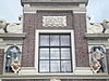 Beelden Huis van Achten, Alkmaar -  Beelden van oude mannen op gevel van Oude Mannen Huis. 