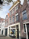 Zijdam 10, Alkmaar -  Pand met dorische lijstgevel 