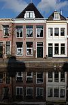 Pand met lijstgevel, trigliefconsoles