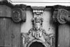 Linkerzijkant erker versiering met masker boven oeil de boeuf - Alkmaar - 20006432 - RCE -  't Moriaanshoofd: linkerzijkant erker versiering met masker boven oeil de boeuf 