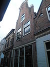 Hekelstraat 8, Alkmaar -  Building with mutilated bell gable  Pand met gemutileerde klokgevel 