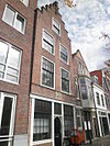 Pand met trapgevel, bekroond door toppilaster op kraagsteen