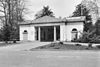 Witgepleisterd poortgebouw met baarhuis en wachtkamer - Alkmaar - 20006867 - RCE -  Algemene Begraafplaats: Witgepleisterd poortgebouw met baarhuis en wachtkamer 