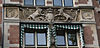 Cadettenschoolgevelornamentenmidden.JPG -  Gevelornamenten van van de voormalige cadettenschool te Alkmaar. Midden voorgevel, tussen de 1e en 2e verdieping. Links het profiel van een jonge Koningin Wilhelmina, rechts het profiel van Regentes Emma. 