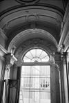 Interieur erkerkamer pilaster kapiteel en gedeelte plafond (stucwerk) - Alkmaar - 20006430 - RCE -  't Moriaanshoofd: interieur erkerkamer pilaster kapiteel en gedeelte plafond (stucwerk) 