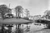 Overzicht van molen op het bolwerk vanaf de Kennemerstraatweg gezien - Alkmaar - 20006888 - RCE -  De Groot: Overzicht van molen op het bolwerk vanaf de Kennemerstraatweg gezien 