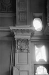 Erker, interieur erkerkamer snijwerk pilaster bekroning op vergang erkerkamer - Alkmaar - 20006428 - RCE -  't Moriaanshoofd: erker, interieur erkerkamer snijwerk pilaster bekroning op vergang erkerkamer 