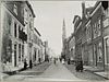 Zicht op de toren van het stadhuis en straatbeeld met gevelwanden van de Langestraat - Alkmaar - 20005787 - RCE -  Stadhuis: Zicht op de toren van het stadhuis en straatbeeld met gevelwanden van de Langestraat 