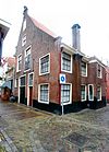 Hoekpand met forse a-symmetrische tuitgevel