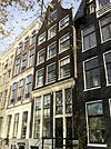 Huis met gevel onder latere ingezwenkte hals met rollagen