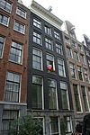 Pand met gevel onder rechte klossenlijst