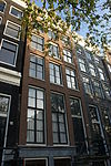 Pand met gevel onder verhoogde gesneden lijst