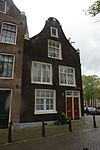 Pand met gevel onder klokvormige top met rollagen