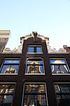 Pand met halsgevel