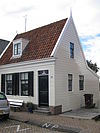 Houten dwarshuisje van hoofdzakelijk 19e-eeuws aspect